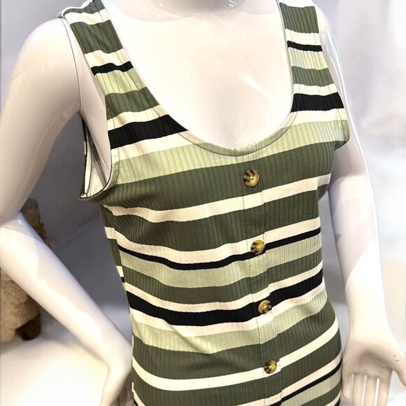 No Boundaries Green Midi Sheath Dress with Sleeveless Design and Scoop Neck - Picture 1 of 3